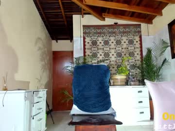 webcam girl little_izzi live cam image #7976830