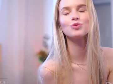 webcam girl brave_journey live cam image #12744311