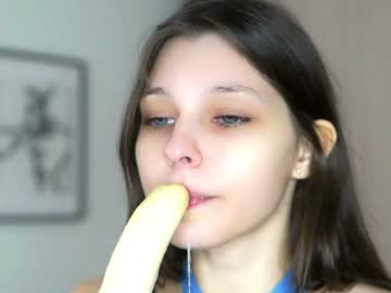 webcam girl peek_in_my_window live cam image #9925377