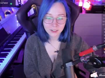 webcam girl blue_mooncat live cam image #8695705