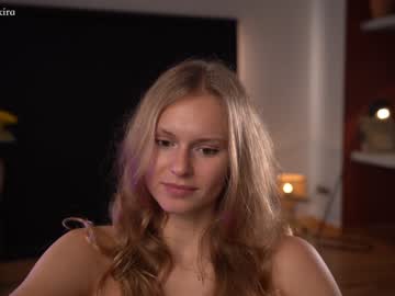 webcam girl chillwithkira live cam image #4120727