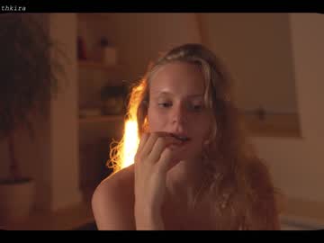 webcam girl chillwithkira live cam image #2570022