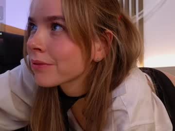 webcam girl milly_shy live cam image #10960054