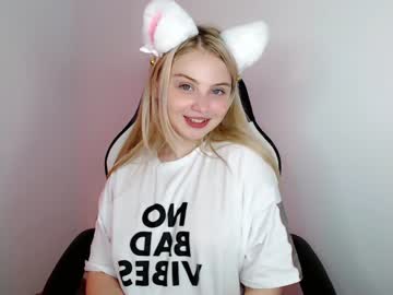 webcam girl shy_blondiee live cam image #4988440