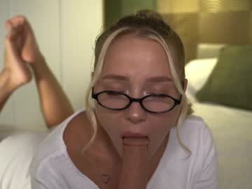webcam girl snow_is_falling live cam image #9856951