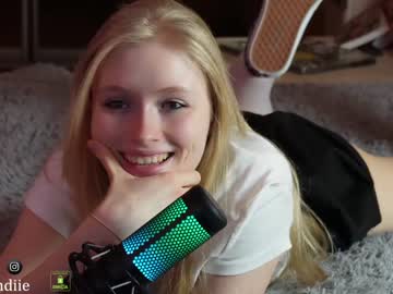 webcam girl bestblondiiecb live cam image #8186696