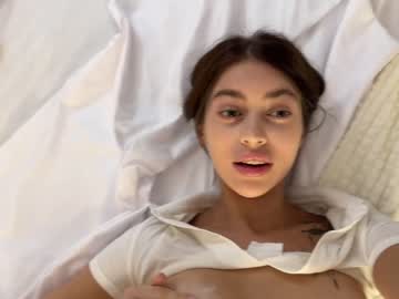 webcam girl cuteelsa_ live cam image #8921136