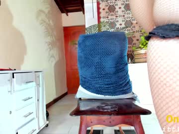 webcam girl little_izzi live cam image #7382741