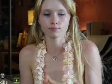 webcam girl bestblondiiecb live cam image #9821561