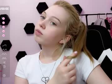 webcam girl small_blondee live cam image #5831780