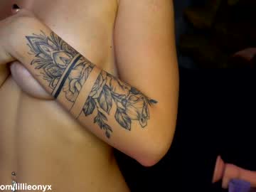 webcam girl lillieonyx live cam image #598315