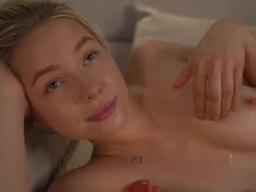 webcam girl snow_is_falling live cam image #12903451