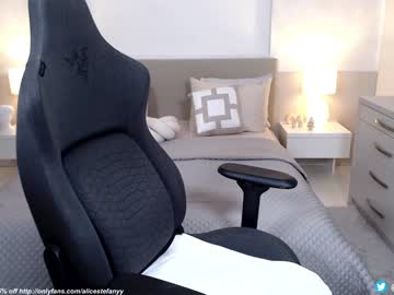 webcam girl smileyouarehere live cam image #5242393