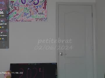 webcam girl petitebrat live cam image #8454169