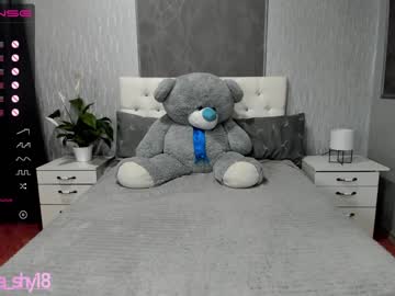 webcam girl emmika_ live cam image #1336956