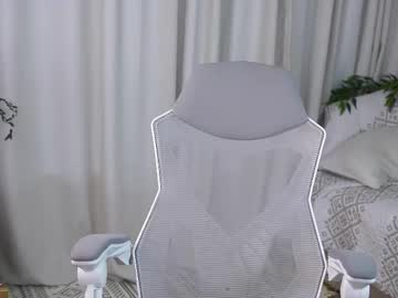 webcam girl little_poetry live cam image #13035216
