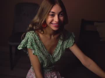 webcam girl cuteelsa_ live cam image #7828580