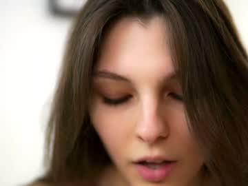 webcam girl peek_in_my_window live cam image #9563866