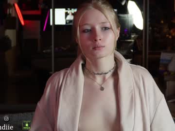 webcam girl bestblondiiecb live cam image #7919047