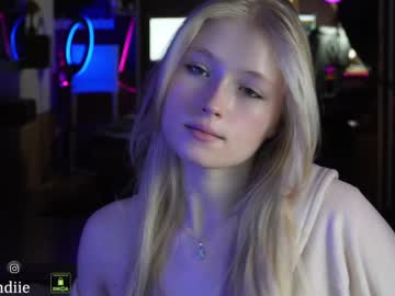 webcam girl bestblondiiecb live cam image #7747350
