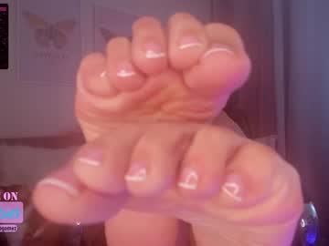 webcam girl salomee_11 live cam image #1920542