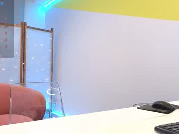 webcam girl lovlybambi live cam image #11310878