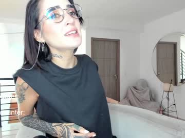 webcam girl lonelly_lolly98 live cam image #8749174