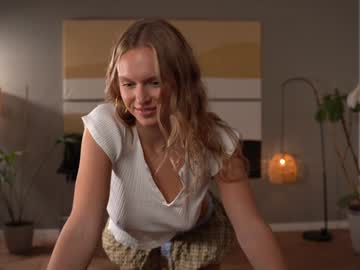 webcam girl chillwithkira live cam image #10158280
