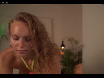 webcam girl chillwithkira live cam image #3307351