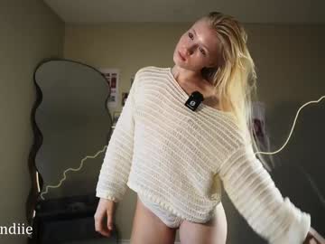 webcam girl bestblondiiecb live cam image #12296527