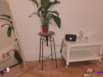 webcam girl veroniqe_lounge live cam image #2463888