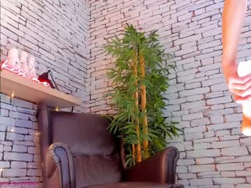 webcam girl eugenetomas live cam image #3039833