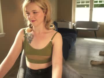 webcam girl lucydelovely live cam image #10084208