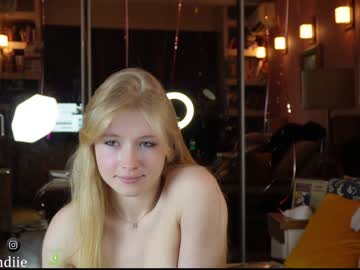webcam girl bestblondiiecb live cam image #8559171