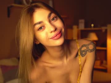 webcam girl cuteelsa_ live cam image #8047620