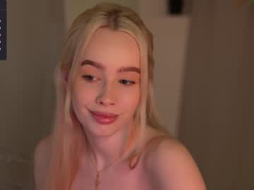 webcam girl mother__of__dragons live cam image #8292654