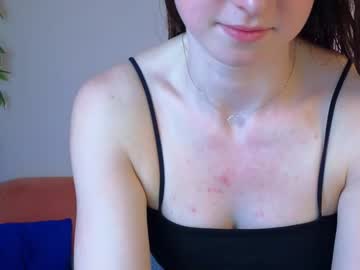 webcam girl dolce_moments live cam image #12690288