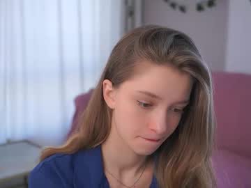 webcam girl little_poetry live cam image #12123587