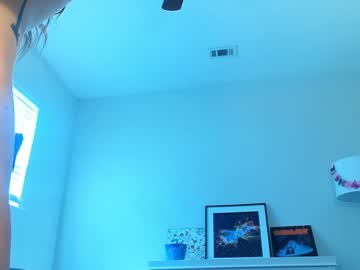webcam girl khloeexoxo live cam image #12247429