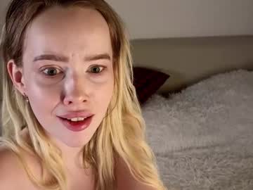 webcam girl mother__of__dragons live cam image #12300301