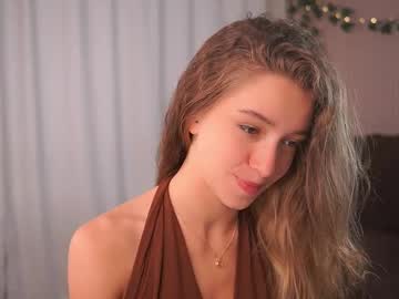 webcam girl little_poetry live cam image #12689515
