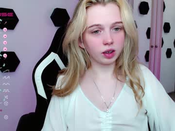 webcam girl small_blondee live cam image #5682532