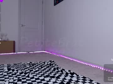 webcam girl petitebrat live cam image #11652677