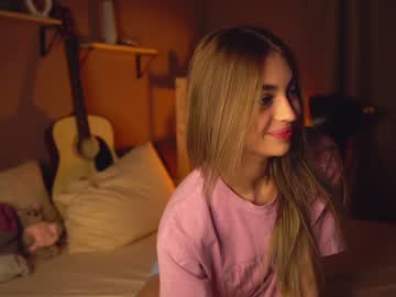 webcam girl cuteelsa_ live cam image #7990341