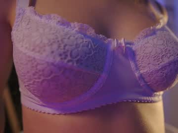 webcam girl lucie_beltran live cam image #9896617