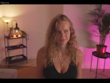 webcam girl chillwithkira live cam image #2674133