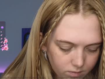 webcam girl small_blondee live cam image #10559660