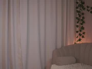 webcam girl little_poetry live cam image #12513847