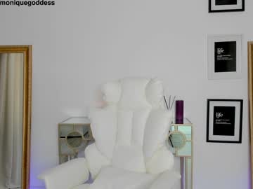 webcam girl moniqueeass live cam image #10017840