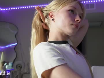 webcam girl bestblondiiecb live cam image #10879452